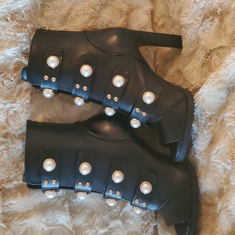 KARL LAGERFELD PEARLS EMBELLISHED LEATHER BOOTIE